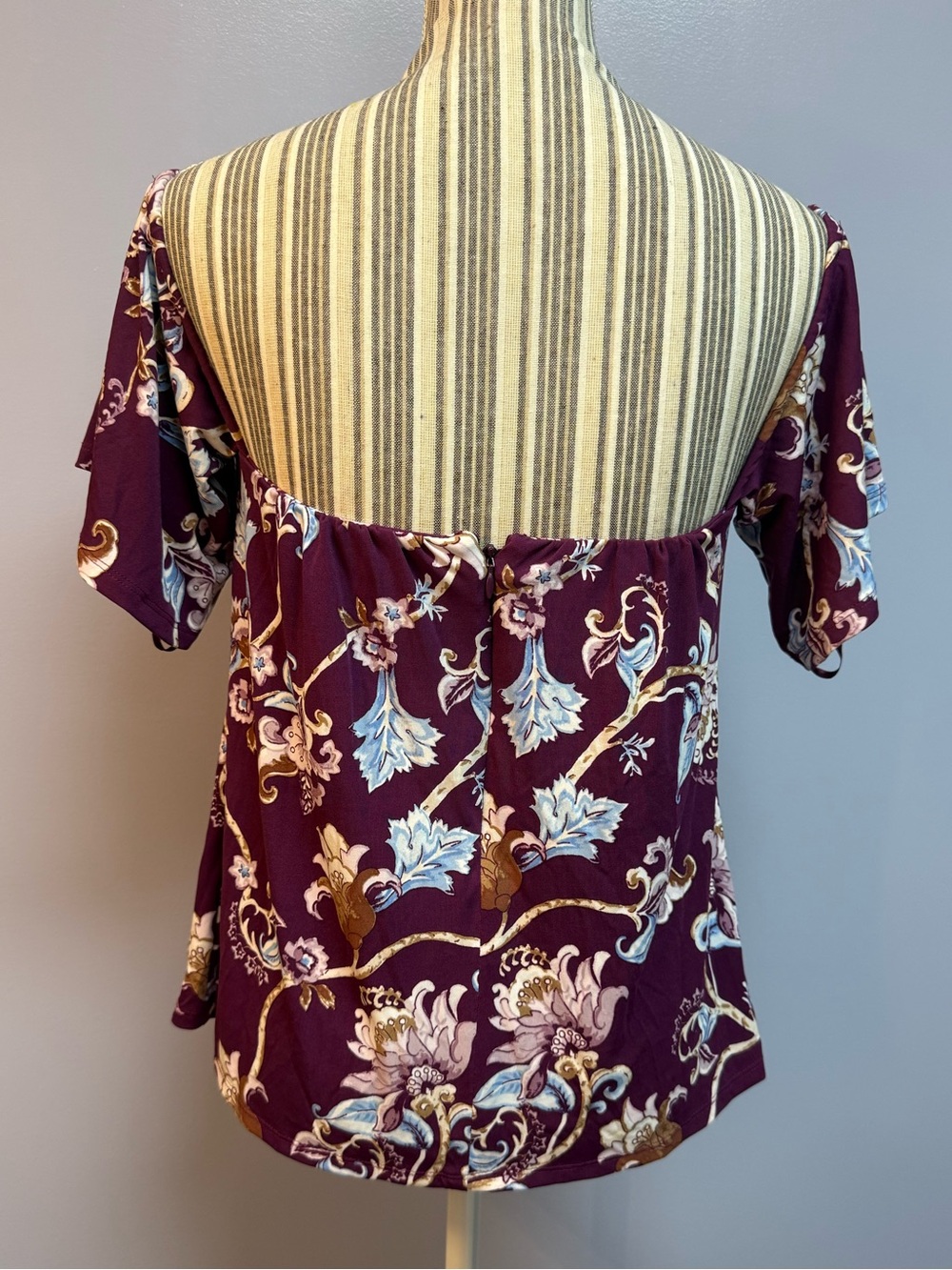 White House Black Market Plum Off-Shoulder Floral Blouse size 2 - Picture 4 of 13